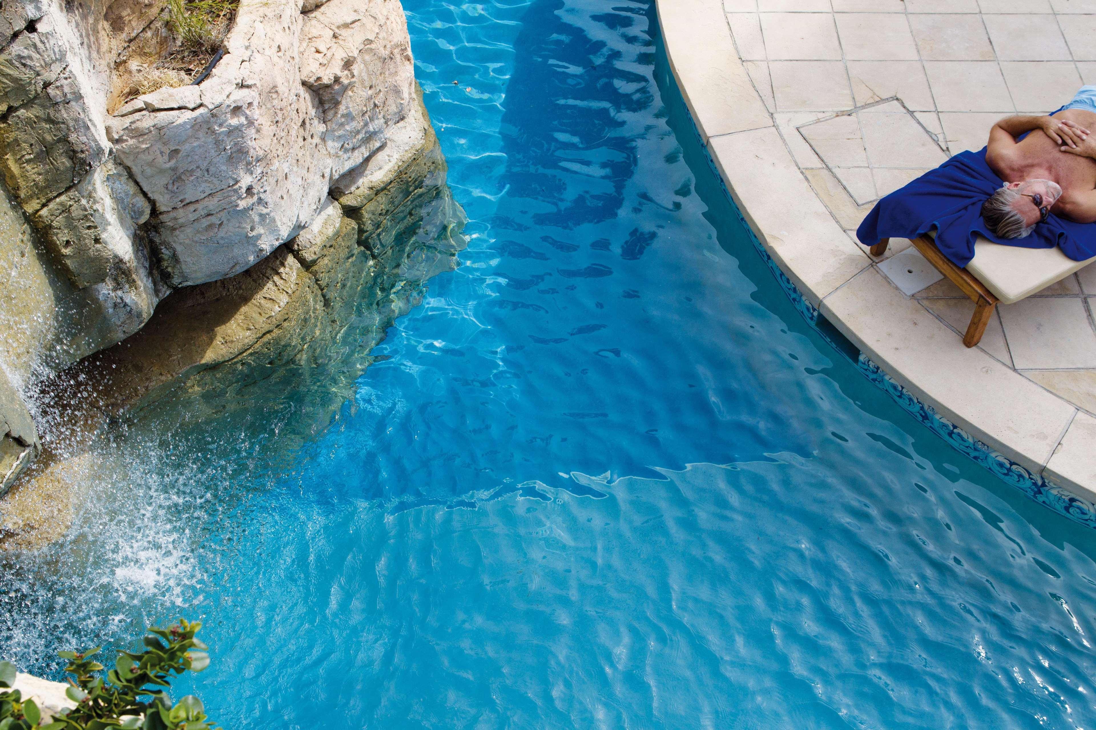 Annabelle Hotel Пафос Екстериор снимка A pool at the Atlantis Paradise Island resort