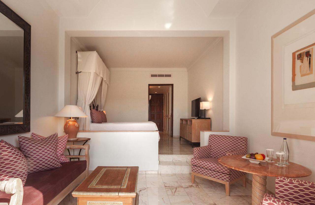 Annabelle Hotel Пафос Екстериор снимка A room at the hotel