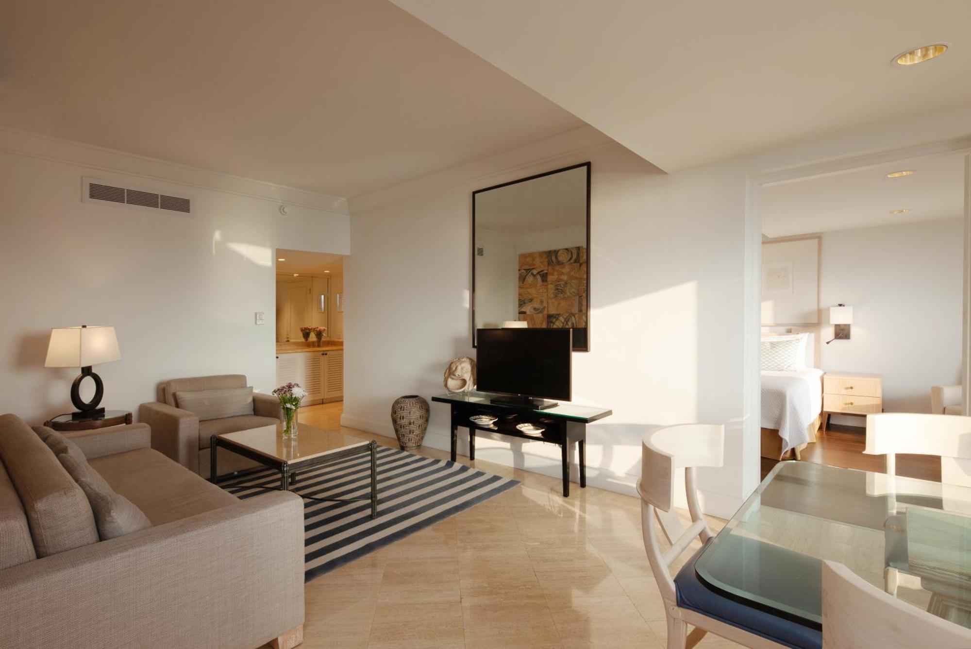 Annabelle Hotel Пафос Екстериор снимка A suite at the hotel