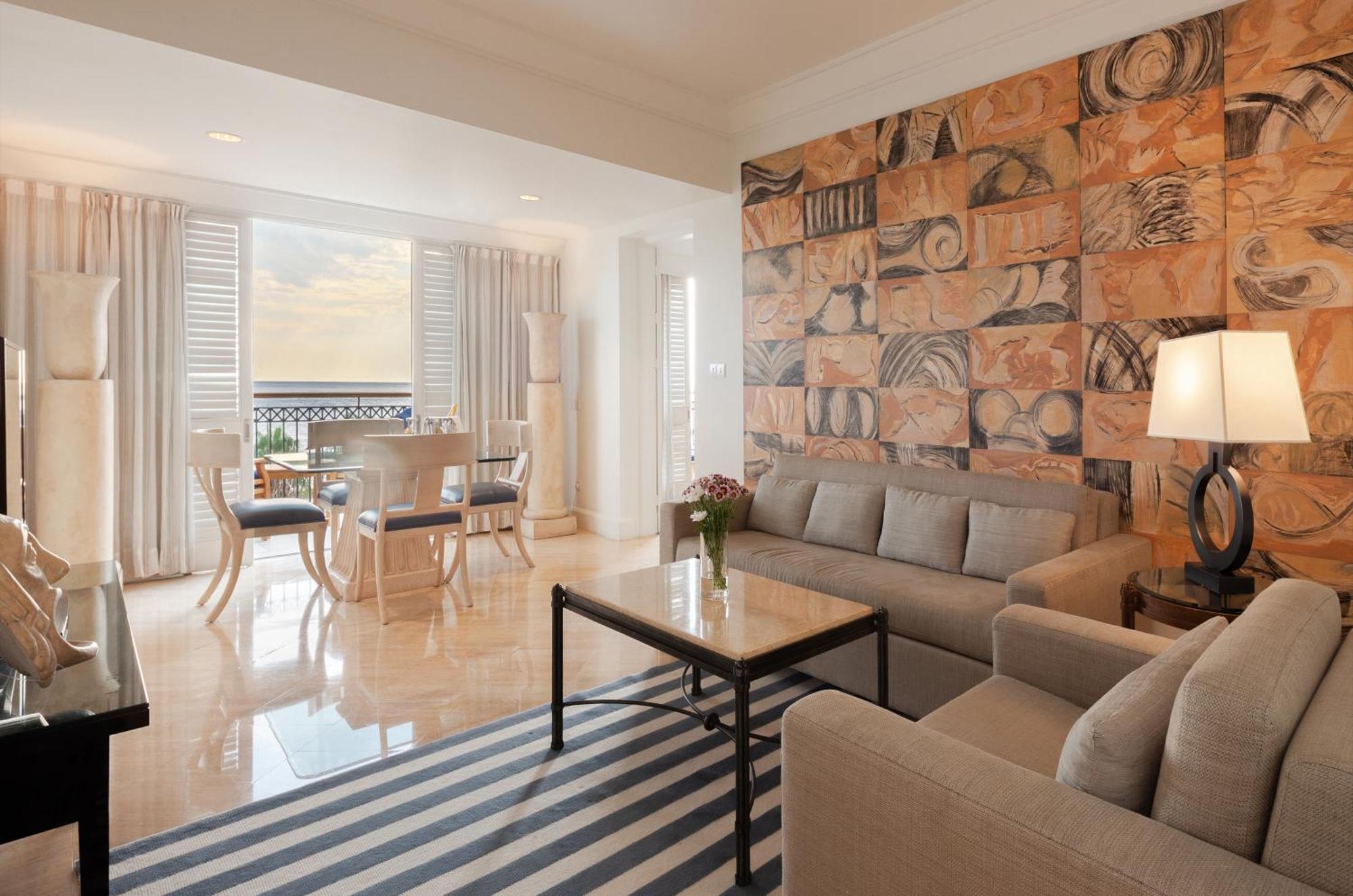Annabelle Hotel Пафос Екстериор снимка A suite at the Four Seasons Hotel