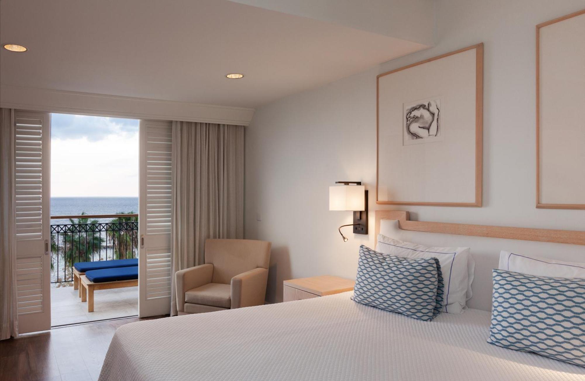 Annabelle Hotel Пафос Екстериор снимка A guest room at the Hilton Maldives Iru Veli