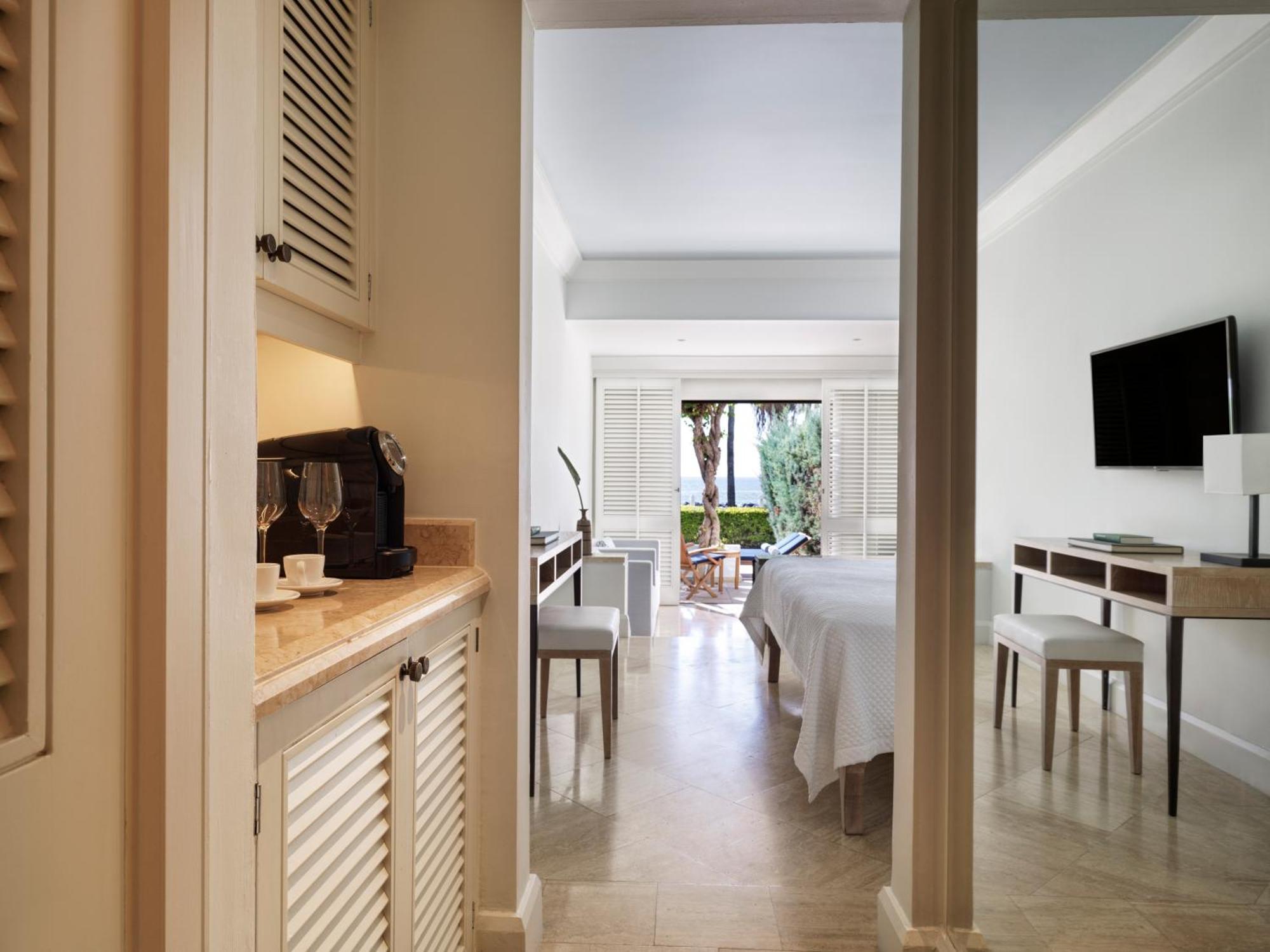 Annabelle Hotel Пафос Екстериор снимка A room at the Four Seasons Resort